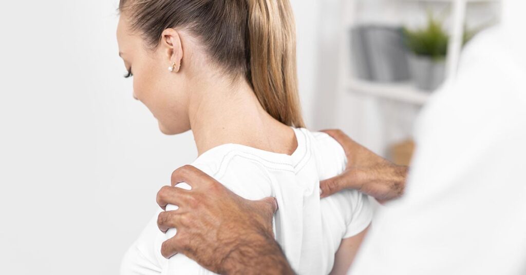 Escoliose: 3 tratamentos não cirúrgicos e quando são indicados 1 Escoliose: 3 tratamentos não cirúrgicos e quando são indicados